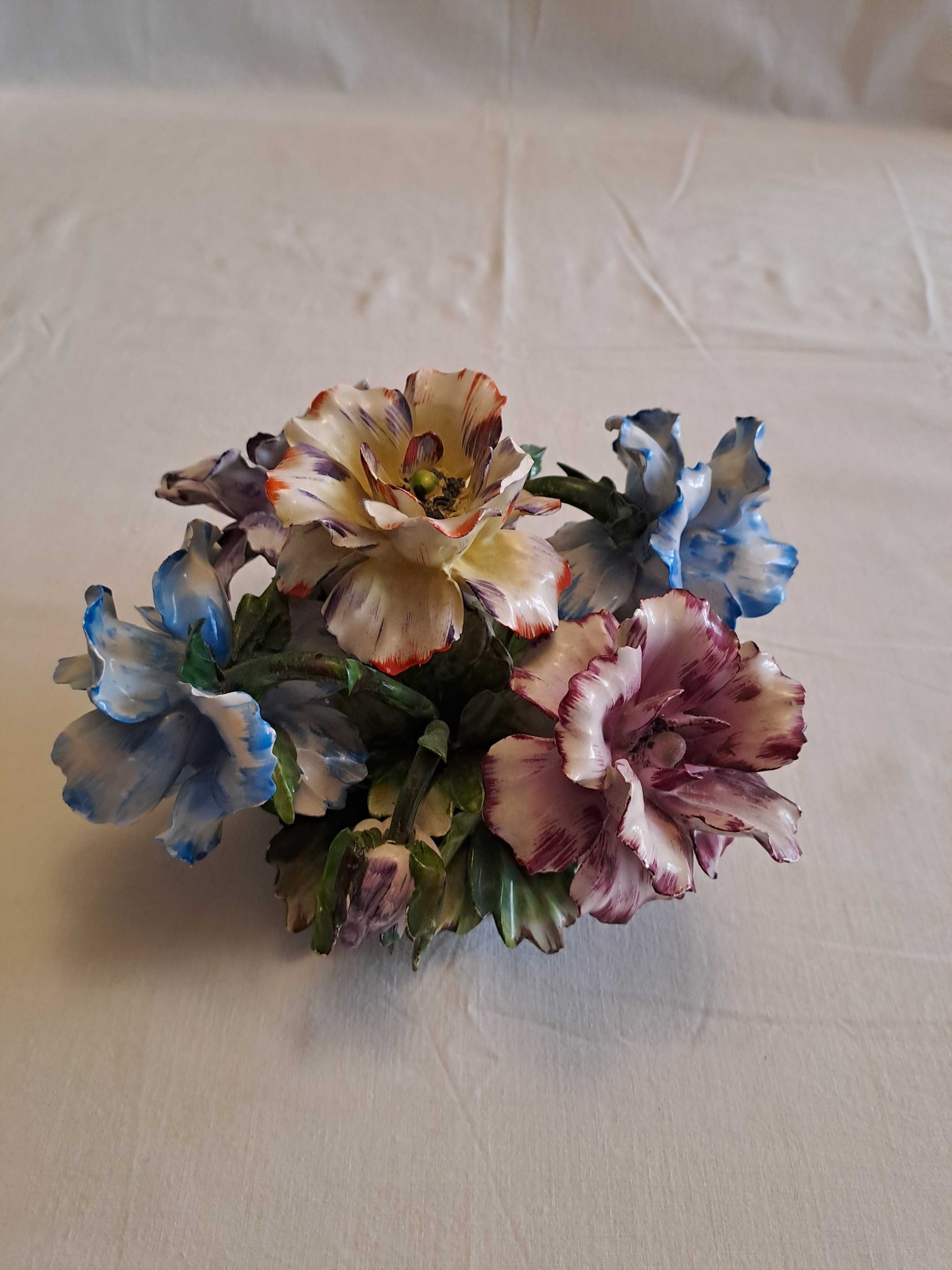 centru de masa Capodimonte cos cu flori