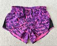 Vând pantaloni scurți damǎ Nike-XS