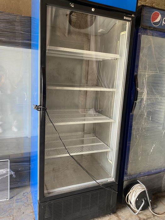 Vitrina frigorifica verticala cu o  usa de sticla și led