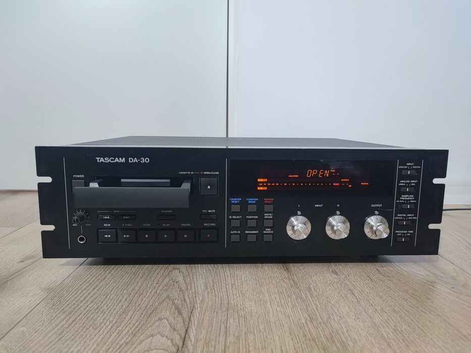 Deck Tascam DA-30 digital audio recorder DAT
