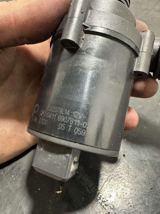 Pompa recirculare apa BMW X5 E53 auxiliara 6907811