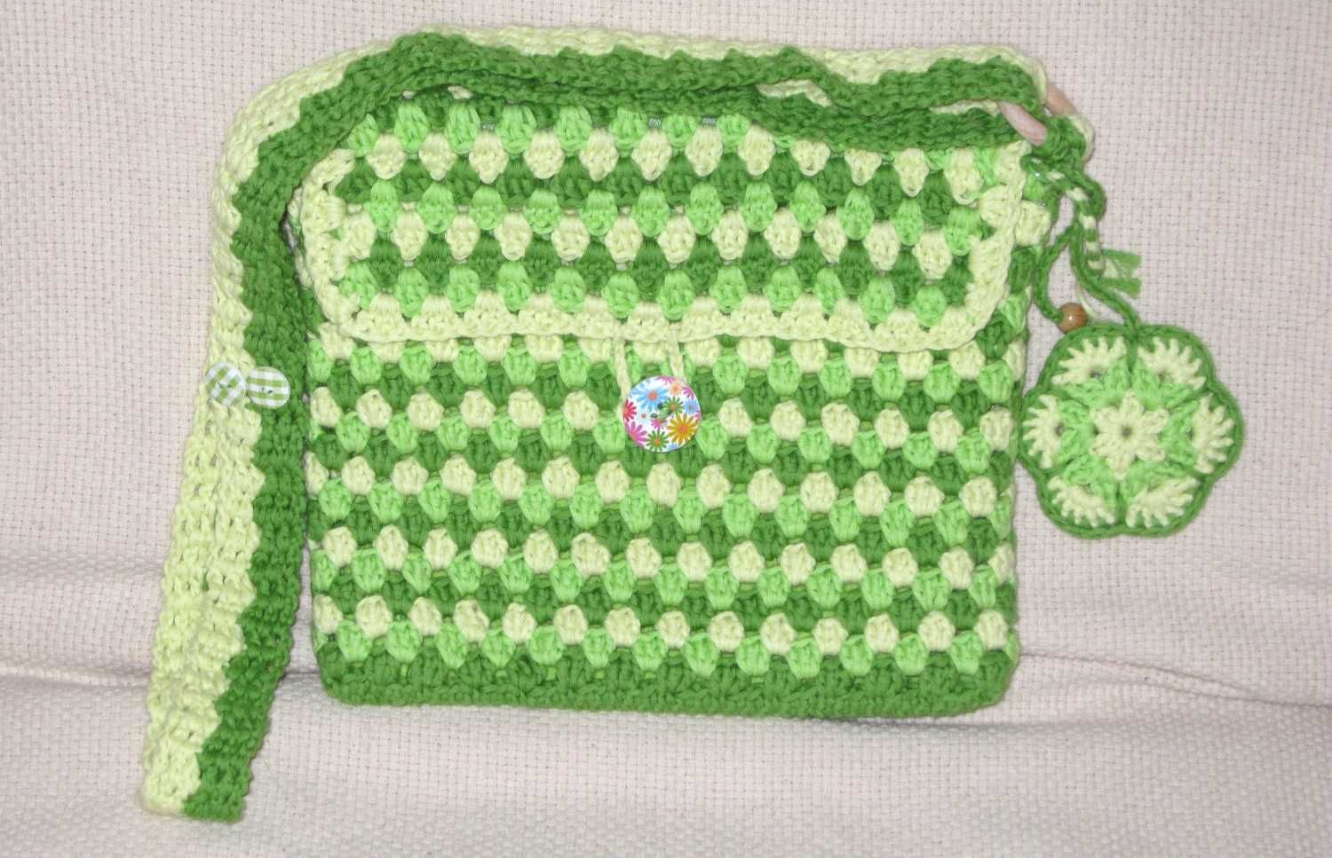 Свежа плетена чанта в зелено