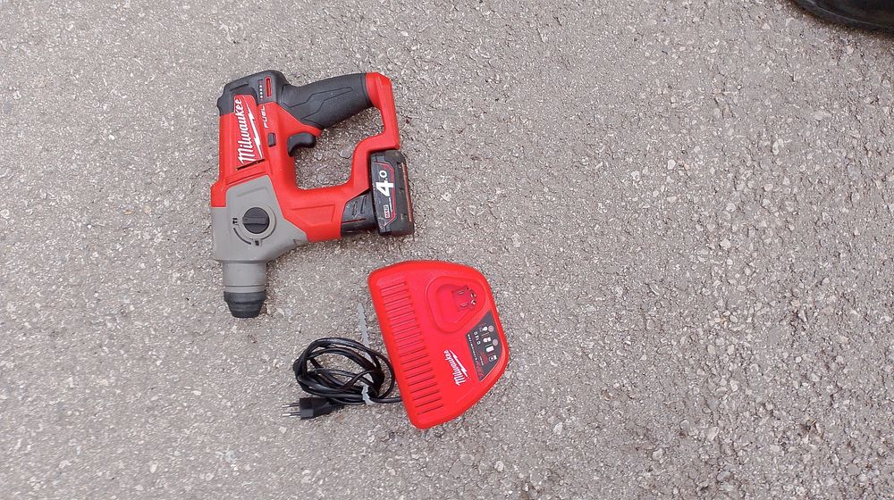 Акумулаторен безчетков перфоратор Milwaukee m12