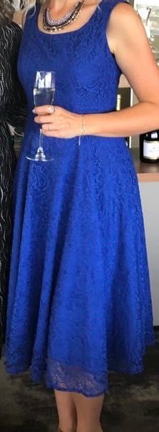 Елегантна дантелена рокля в кобалтово синьо