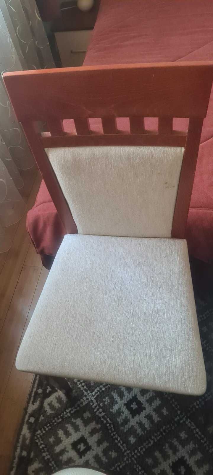 Продавам 4 броя масивни букови стола