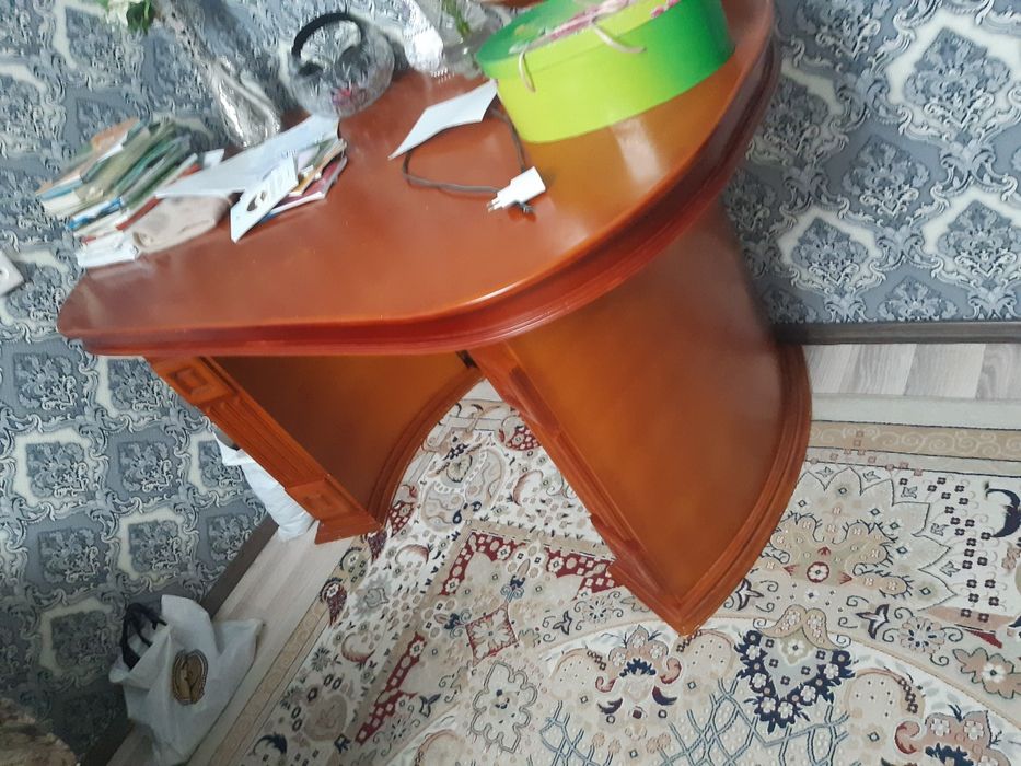 Продам стол гостиный