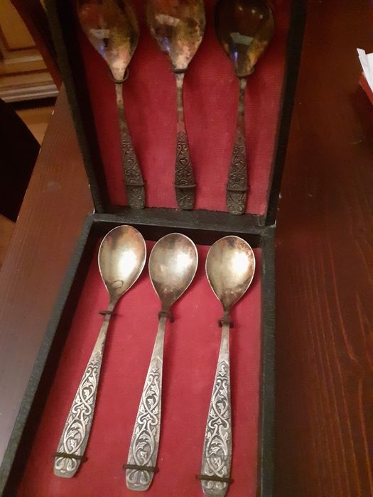 Set de sase linguri în casetă