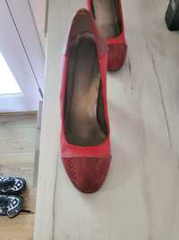 Червени обувки от естествена кожа