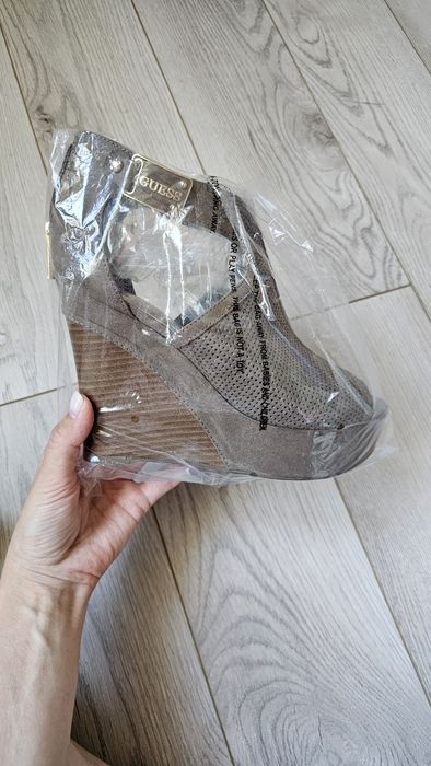 Новые босоножки на танкетке Guess