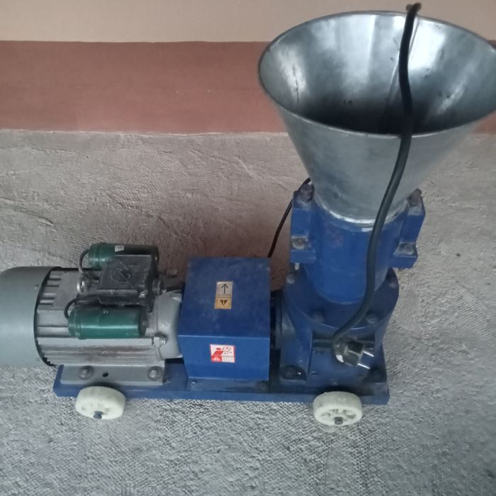 Vând mașină de făcut peleți (granulator)