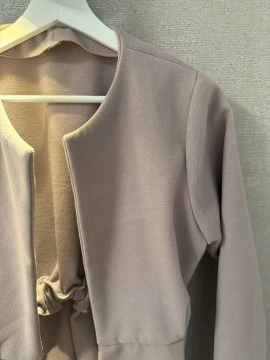 Палто в цвят пепел от рози.