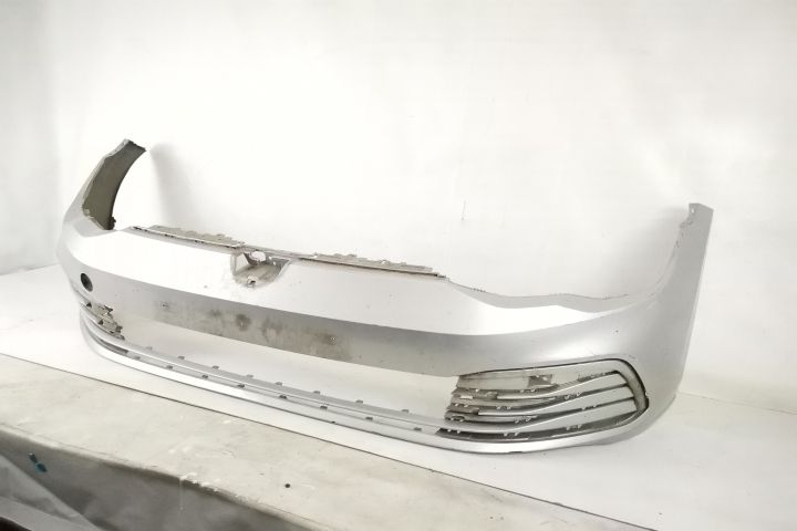 Оригинална предна броня в добро състояние Фолксваген ВВ / Volkswagen V