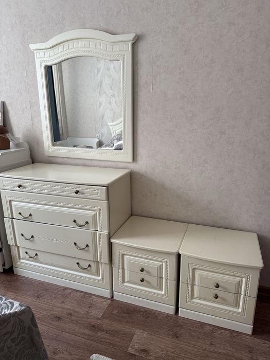 Продается комод, зеркало с двумя тумбами