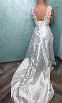 Сватбена рокля с дантелено деколте тип потник