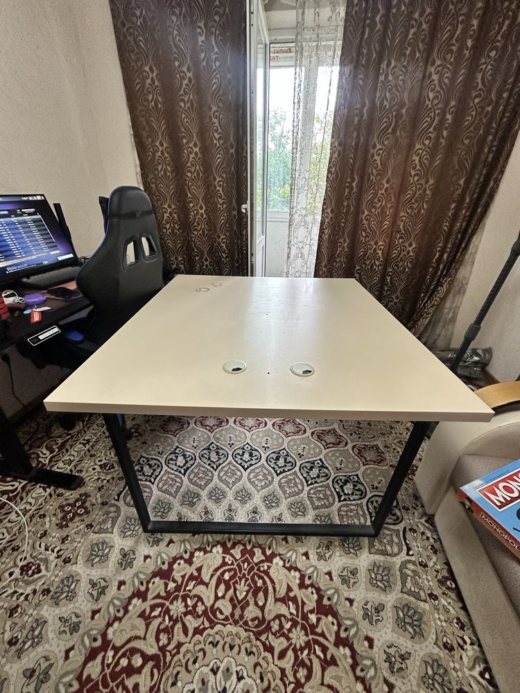 Стол 1 м 1 м , срочно продам