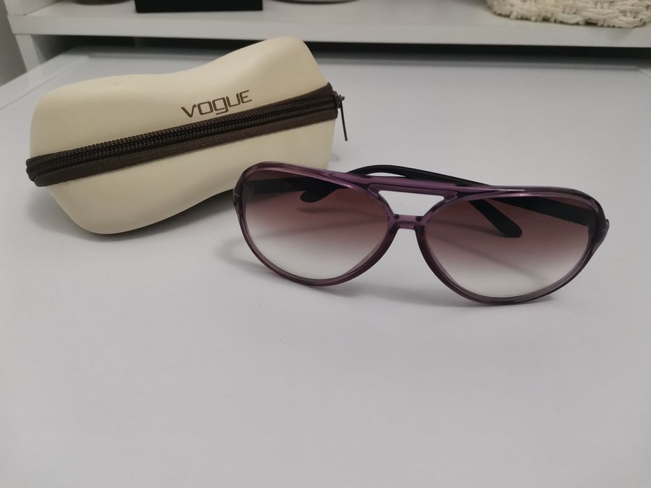 2 чифта Оригинални слънчеви очила с калъфи Vogue и Emporio Armani