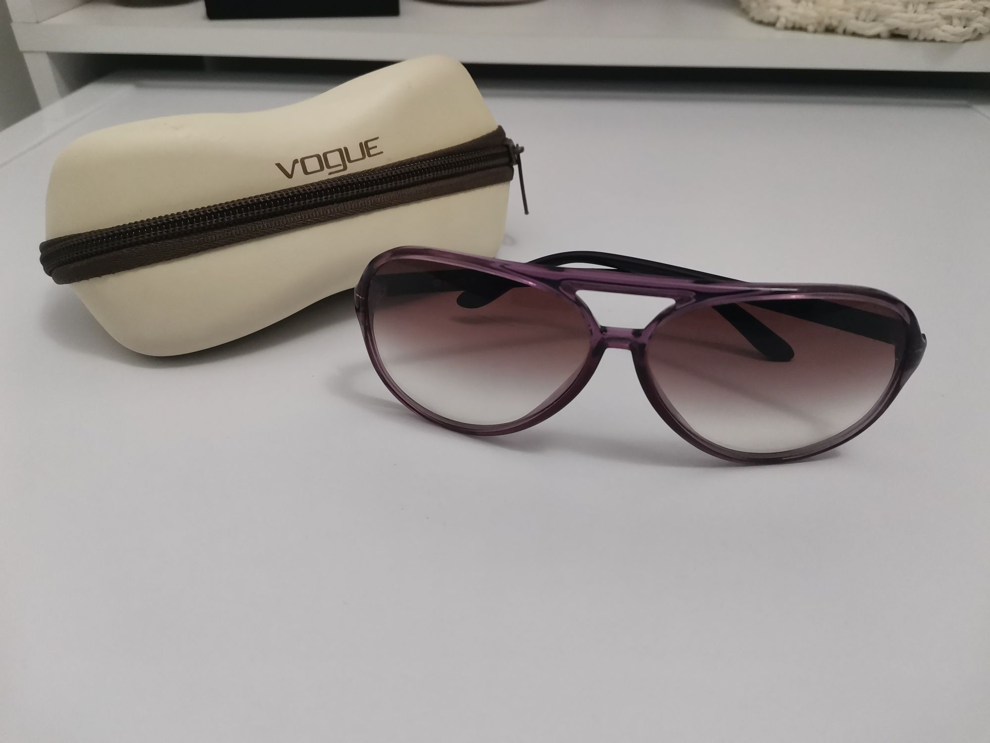 Оригинални слънчеви очила с калъфи Vogue