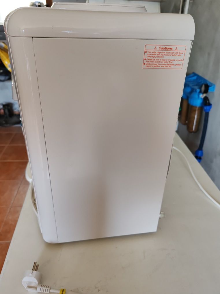 Dozator apă caldă și rece