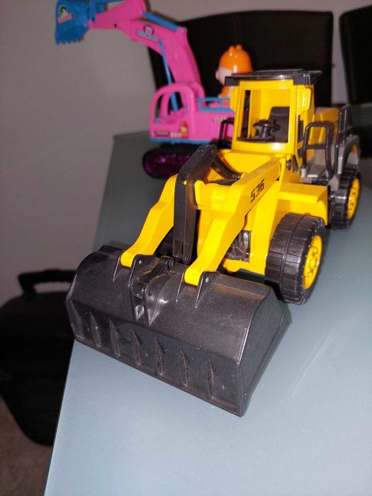 De vânzare 2 escavatoare de jucarie, noi nouțe