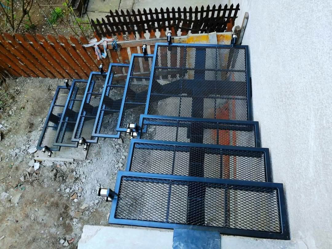 Scari din fier - Exterior