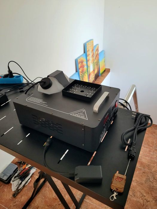 Set 2 masini de fum vertical 1500W cu 24 leduri RGB formatii dj eveni