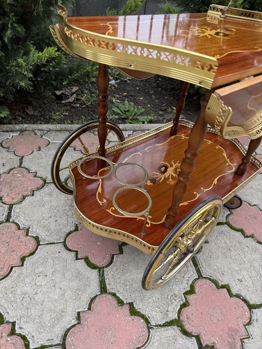 Gheridon deosebit din lemn cu intarsii si elemente alama