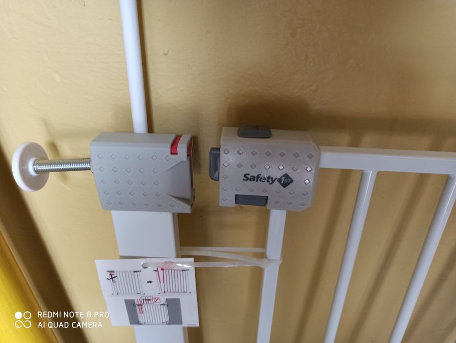 Poartă de siguranță cu extensie opțională de 7, 14, 28  cm. (NOUĂ)