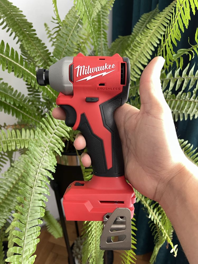 Комплект акумулаторни винтоверти  MILWAUKEE 18V