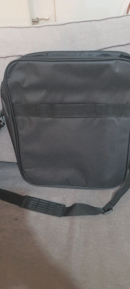 Vând geanta de laptop noua
