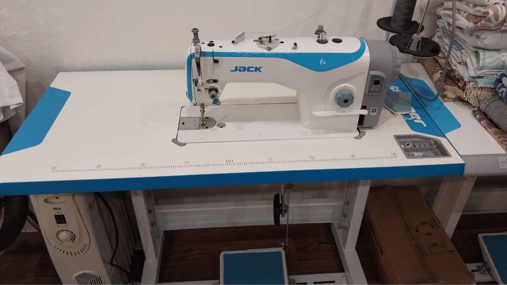 Продам швейную машинку JACK F4