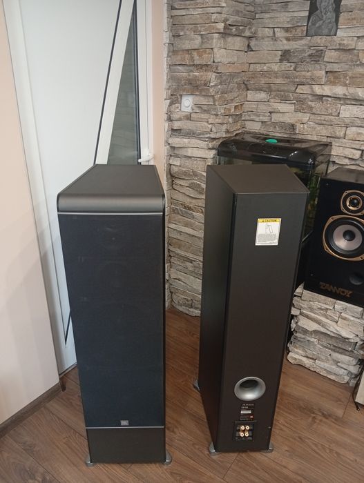 Най-големият модел от серията JBL ES-100