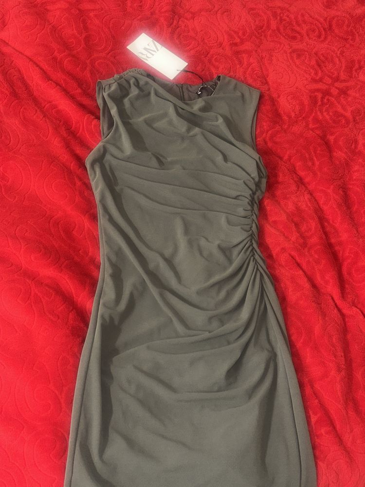 Нова Зара Zara маслено зелена рокля без презрамки ХС