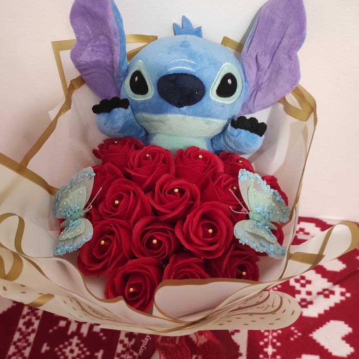 Buchete cu trandafiri de săpun parfumați și Stitch preț de la 150 lei