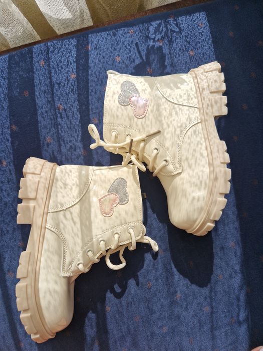 Красиви детски боти в бежов лак за момиче пролет/есен