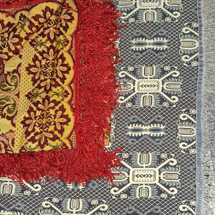 Продавам две тъкани  покривки  от чист памук.