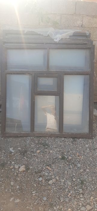 Окна с стеклом стаят