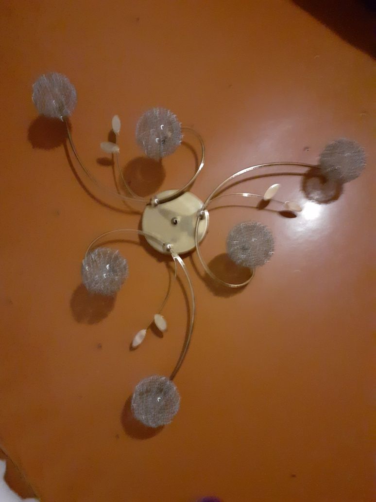 Продас люстру в спальню