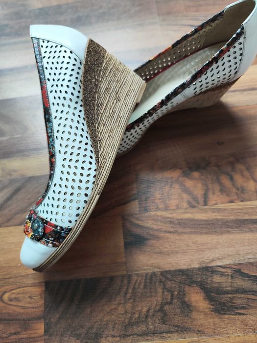 Vând pantofi noi, din piele, cu talpă ortopedică, Nr 40