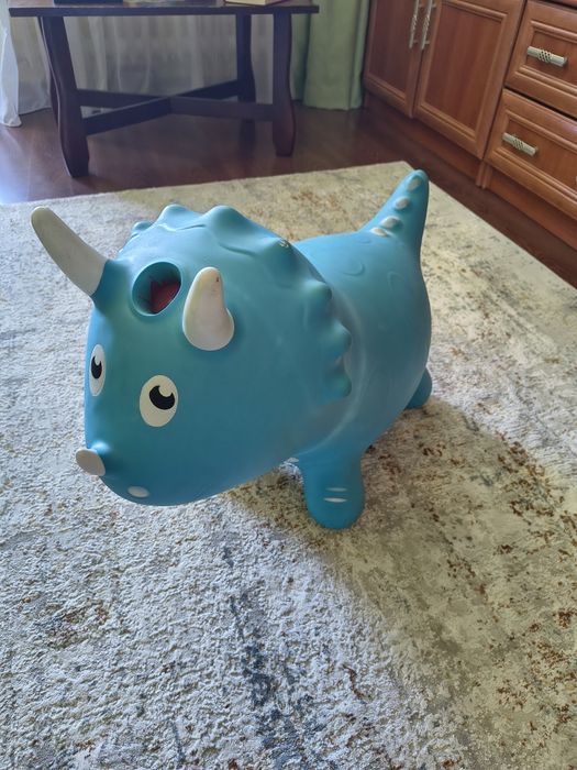 Dinozaur gonflabil de sărit