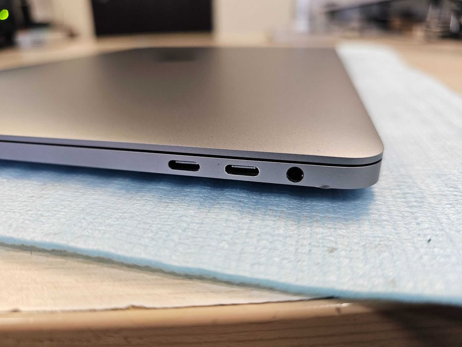 MacBook Pro Retina i9/32GB Ram/512 SSD/ RadeonPro 560X 4GB A1990 2019