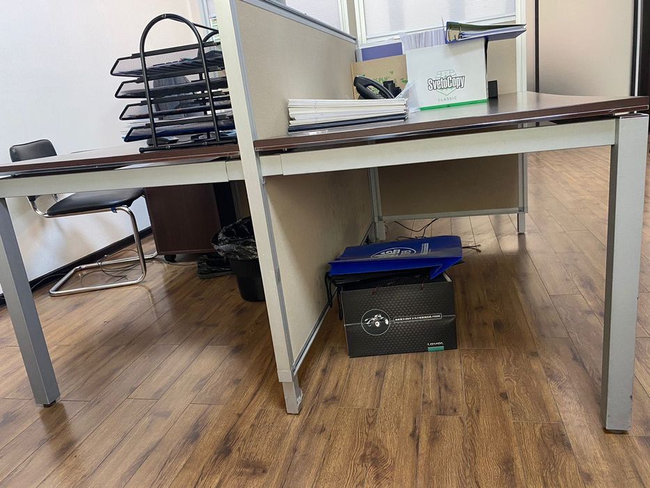 Офисный стол с перегородкой