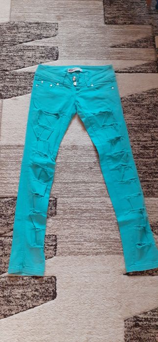 Pantaloni de vanzare