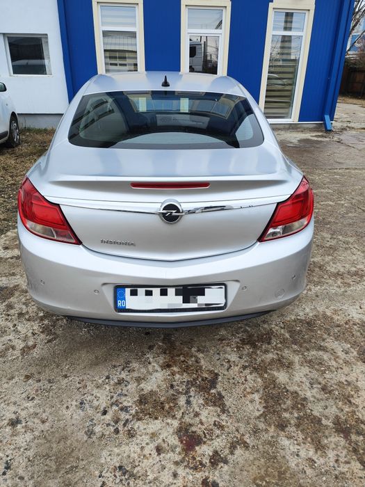 Vând Opel Insignia berlina 2011