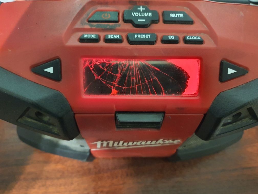 Radio Milwaukee M12 functional cu display defect pt reparat