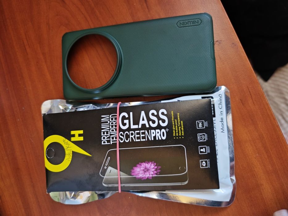 Продавам два кейса и протектор за Xiaomi 15 Ultra