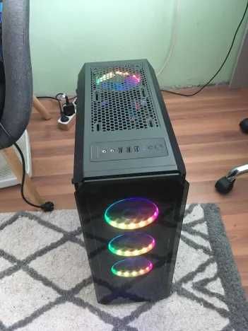 Настолен компютър с RGB светлини