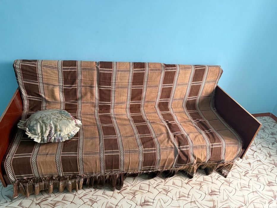 Продаём деревянный диван