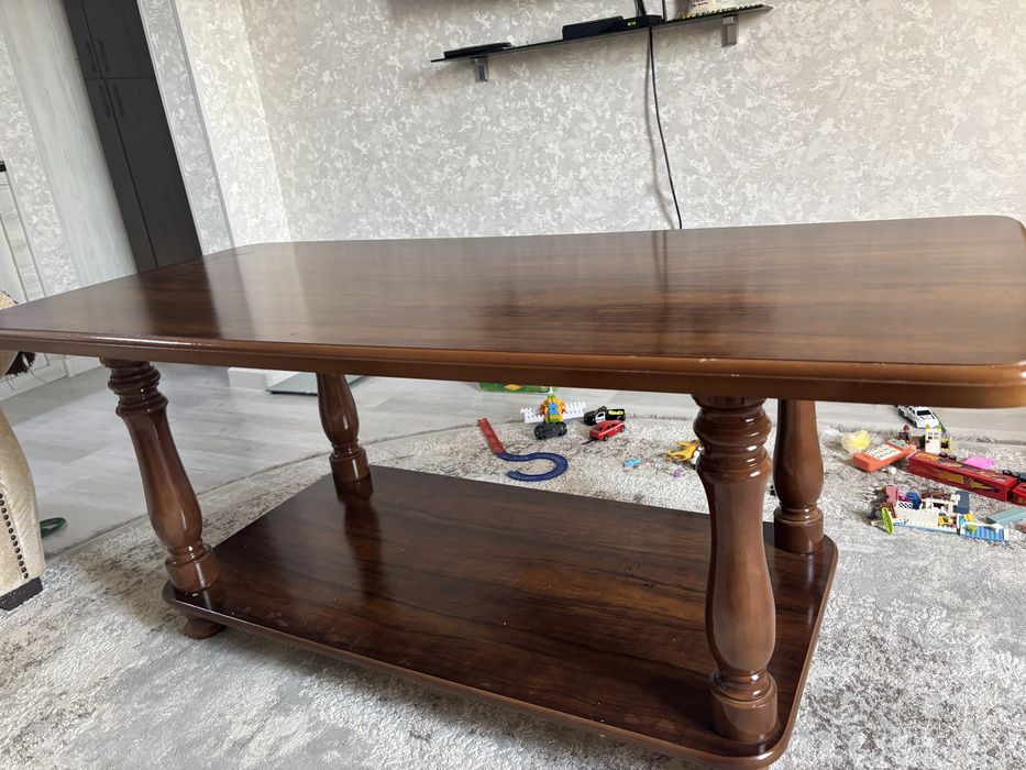 Диван и журнальный стол