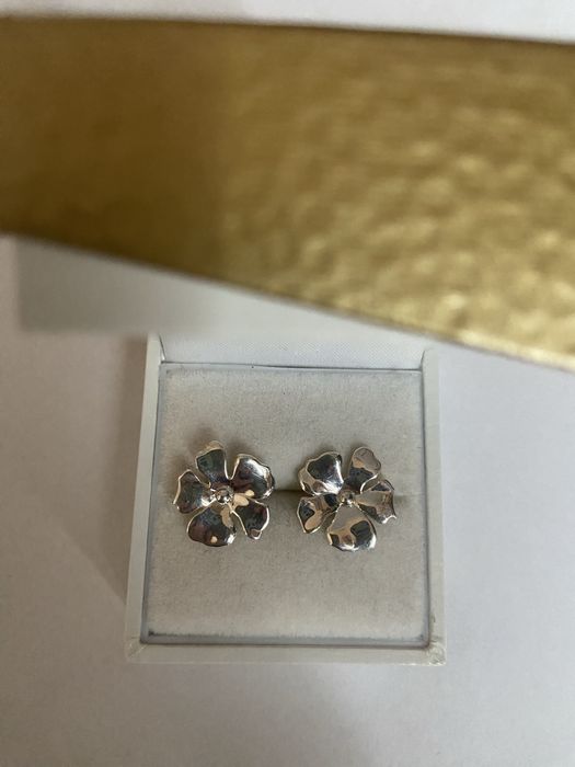 Cercei din argint in forma de floare