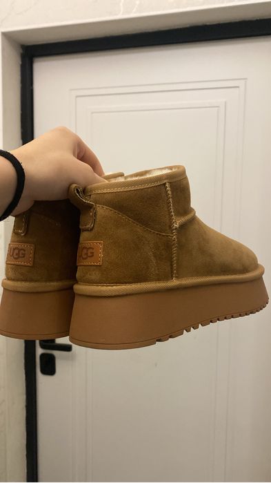 Угги на высокой платформе,ни разу не носила,с мехом,40 размер,на зиму